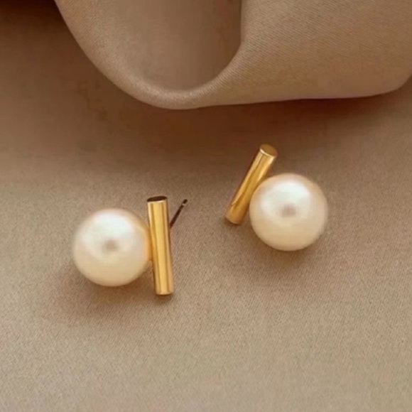 Lorelei Pearl Gold Post Earrings - Picture 2 of 3